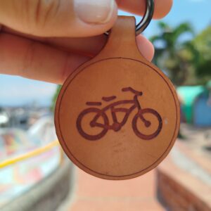 Un llavero que guarda más que llaves: guarda caminos, recuerdos y el espíritu libre de quien sigue pedaleando la vida.