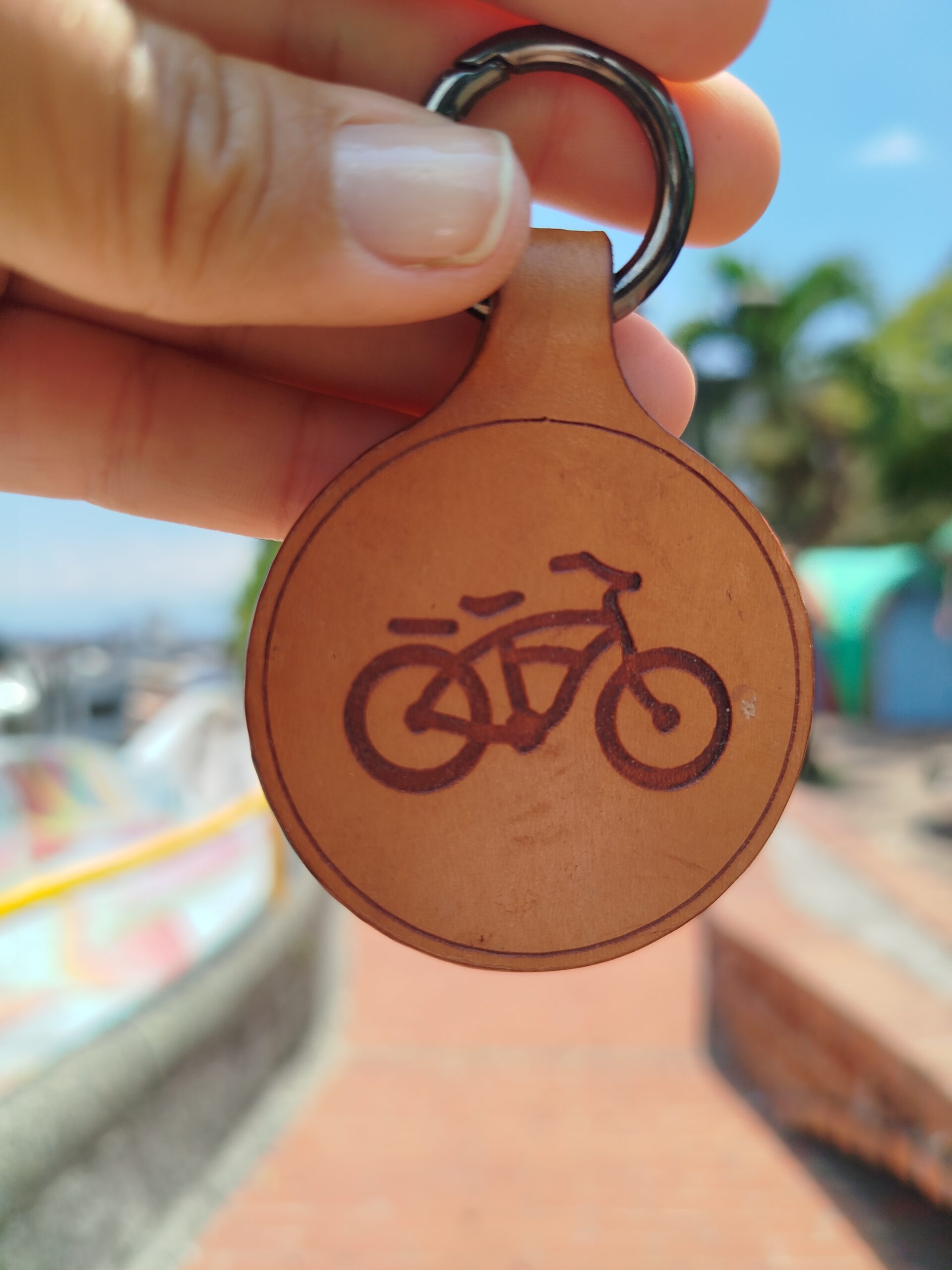 Un llavero que guarda más que llaves: guarda caminos, recuerdos y el espíritu libre de quien sigue pedaleando la vida.